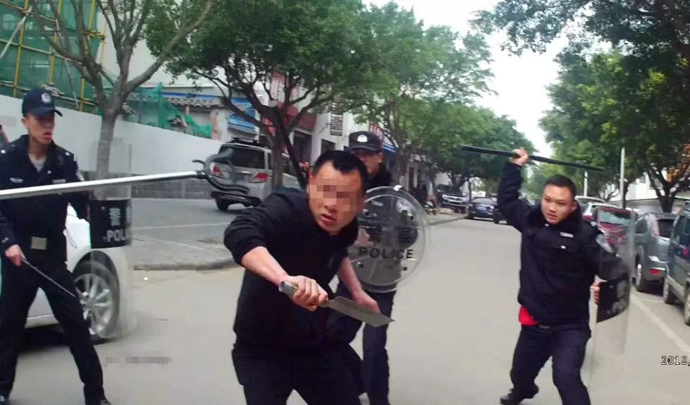 29岁男子手持两把菜刀追砍路人 还挥刀砍警车攻击警察