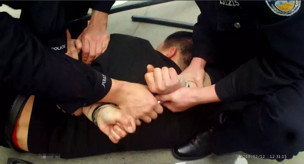 29岁男子手持两把菜刀追砍路人 还挥刀砍警车攻击警察