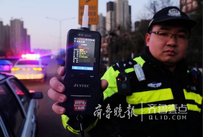 糗大了！酒司机违停路边等朋友 朋友没来交警先到了