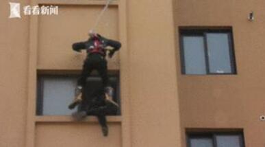 赞叹！消防队员索降救人 从8楼“闪电索降”将该女子推进楼内