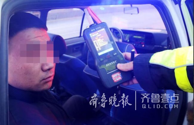 糗大了！酒司机违停路边等朋友 朋友没来交警先到了