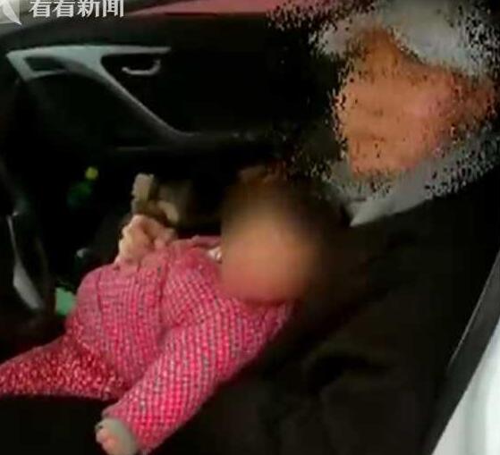 男子抱娃驾车逆行 被拦后竟让交警送其上班