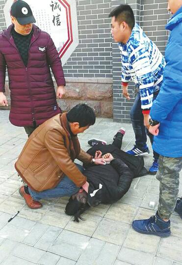 为了催债殴打捆绑恐吓受害人 市中警方端掉一个寻衅滋事恶势力团伙