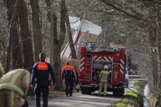 惨烈！比利时一飞机坠毁致两人身亡 飞机系撞上输电线后坠毁  
