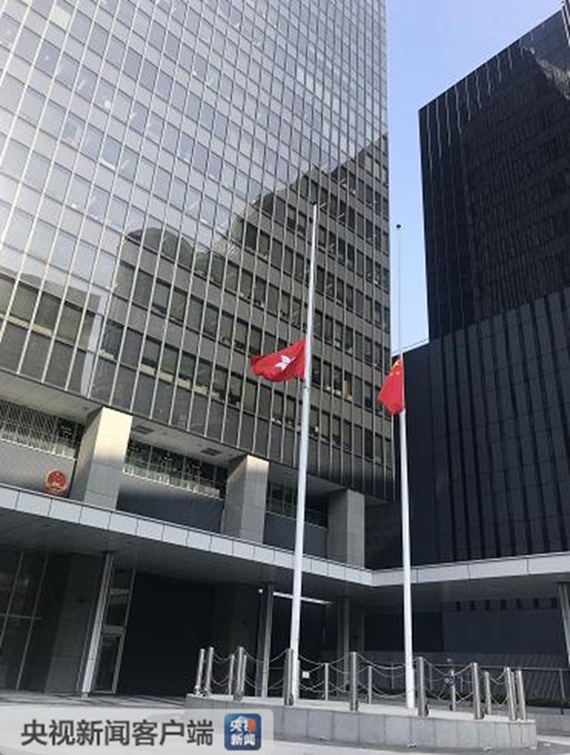 香港降半旗致哀 悼念上周六在大埔车祸中的19名遇难者