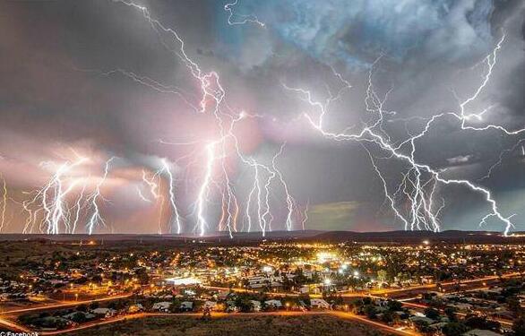 屋顶被掀翻!澳大利亚雷暴来袭 黑夜瞬间变白昼宛若魔幻大片