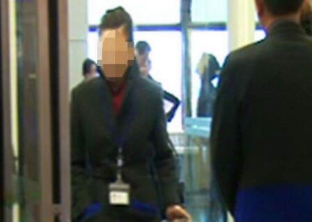 惊呆!空姐夹6公斤黄金玩闯关 利用职务之便违