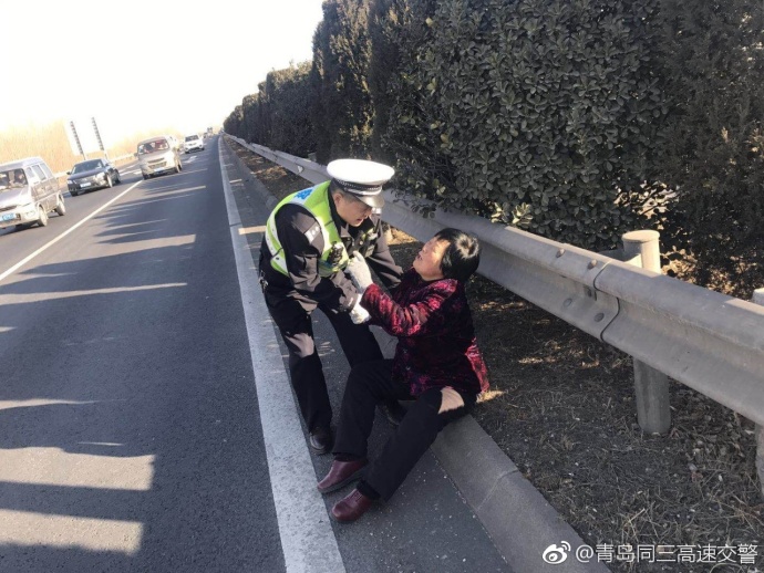 60岁老太爬上高速欲轻生 交警耐心劝回家