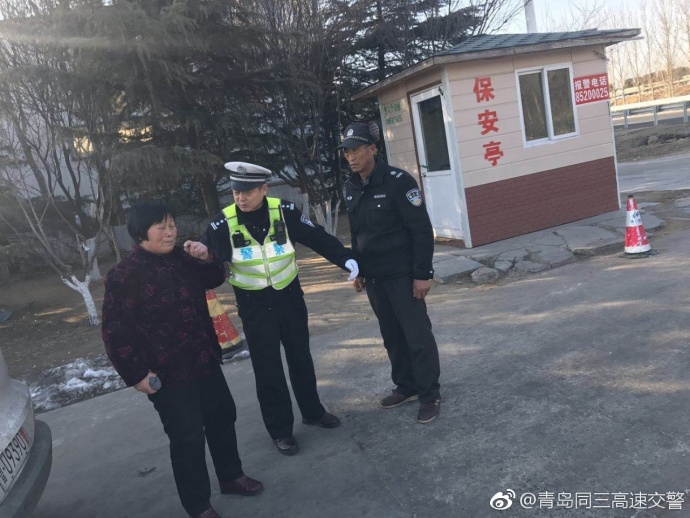 60岁老太爬上高速欲轻生 交警耐心劝回家