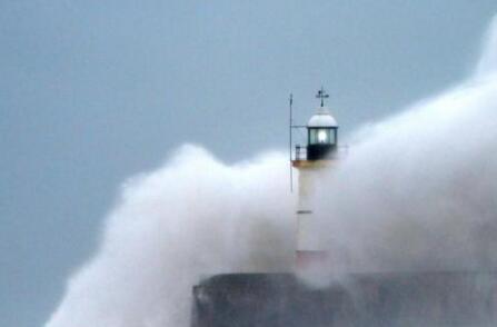 震撼!狂风巨浪袭英海岸 画面中海浪击打的场面令人惊奇(图)