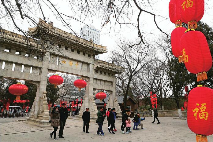 千佛山大红灯笼高高挂 欢乐祥和迎新春
