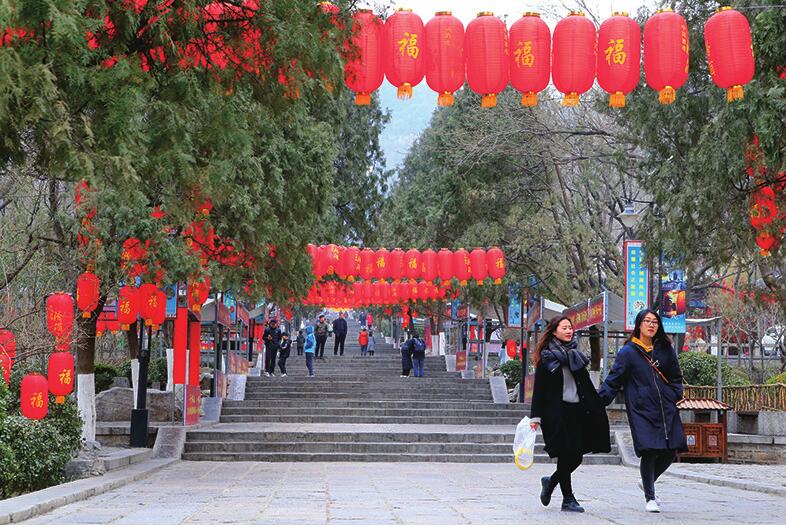 千佛山大红灯笼高高挂 欢乐祥和迎新春