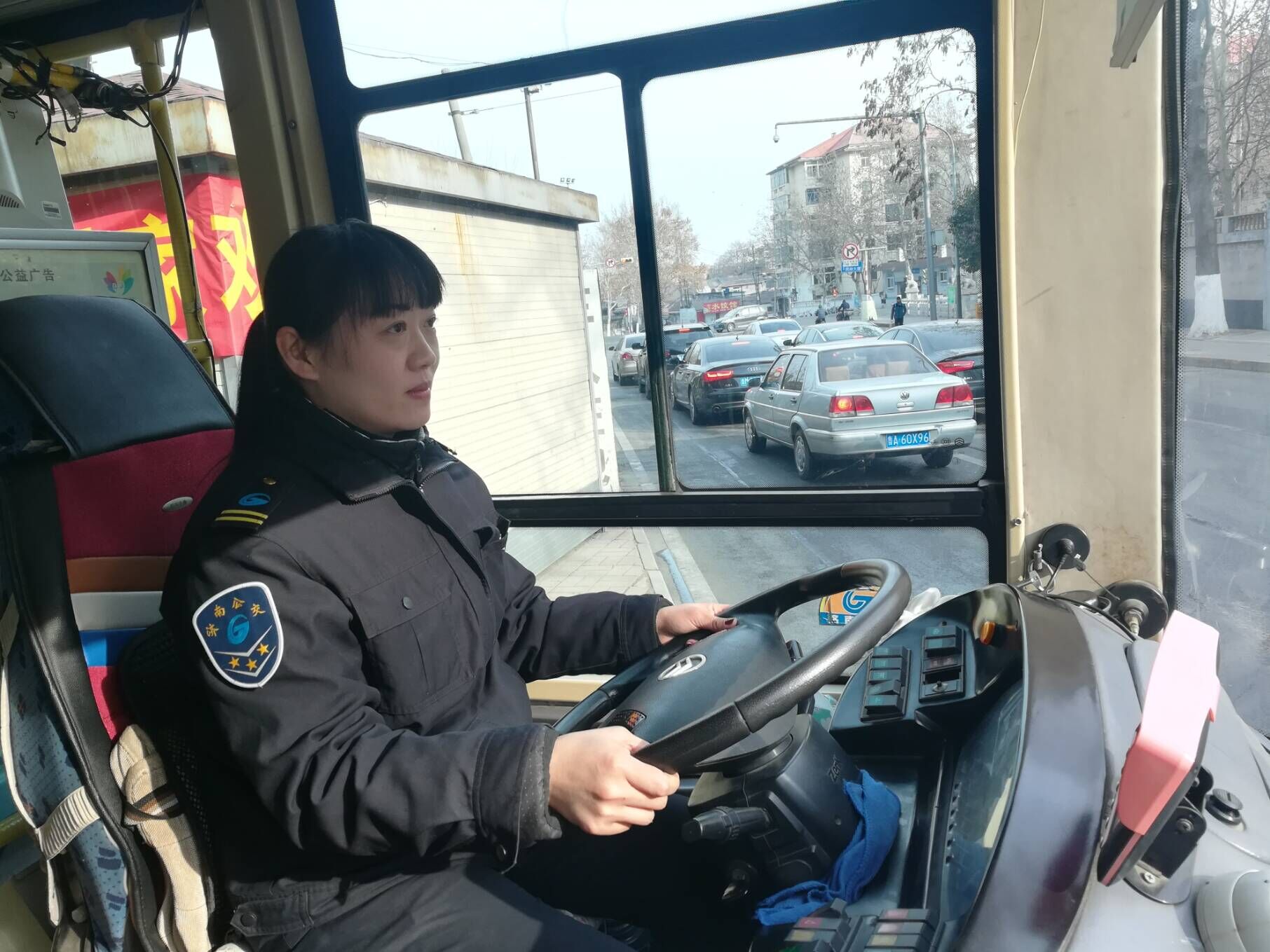 济南14路美女公交驾驶员张蕾 连续八年“车上过年”