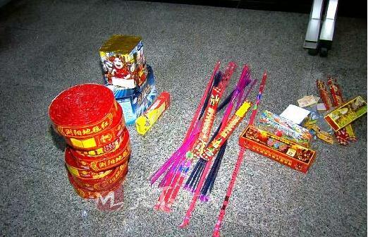 济南市中区一男子除夕放鞭炮 被逮被罚