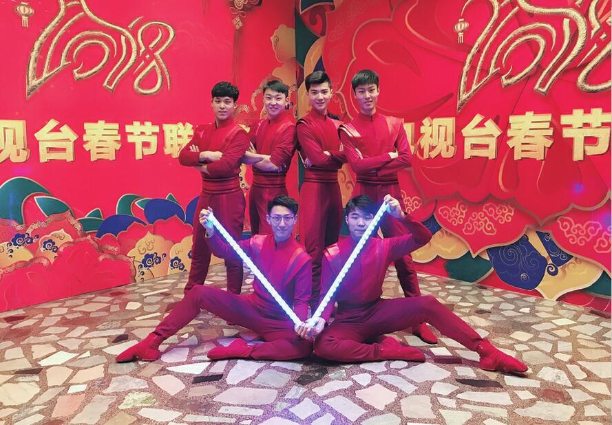 山东高校学生的春晚故事：有人俩月磨坏3双舞鞋 有人一气上了6个节目 