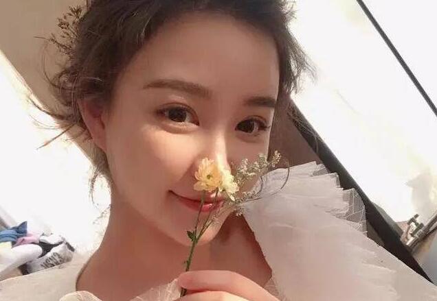 雪梨晒出宝宝照片 男宝宝离预产期提前了近半个月