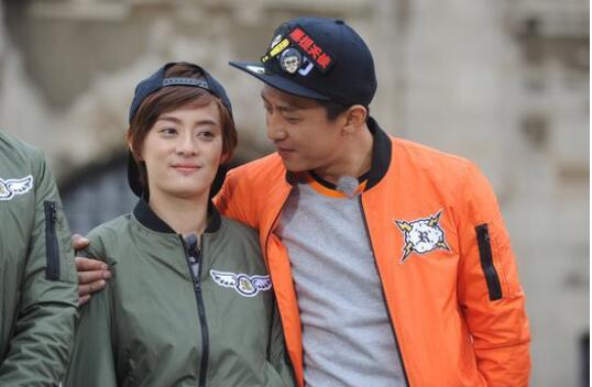 孙俪一家四口现身机场邓超这样阻止偷拍… 悉心照顾儿子女儿