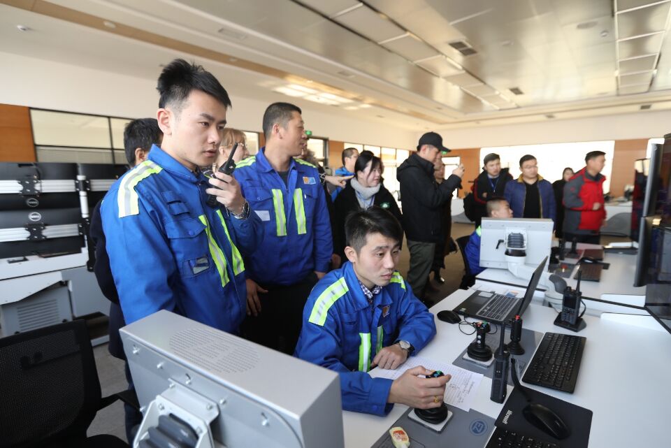 9个人干80人的活儿像玩一样 青岛港步入“无人码头”新时代