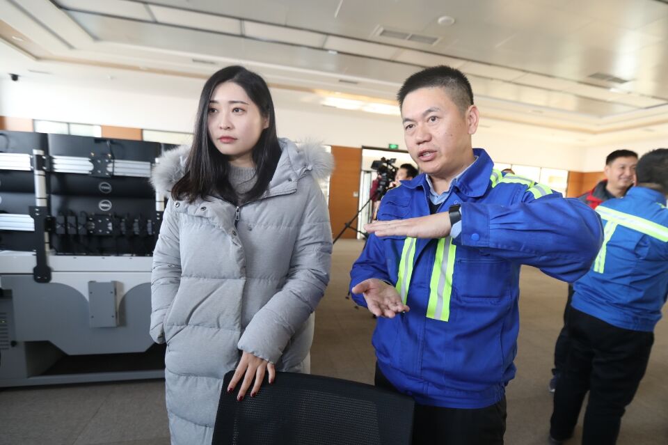 9个人干80人的活儿像玩一样 青岛港步入“无人码头”新时代