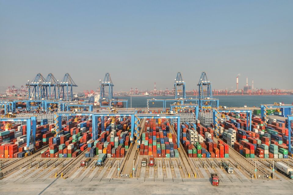 9个人干80人的活儿像玩一样 青岛港步入“无人码头”新时代