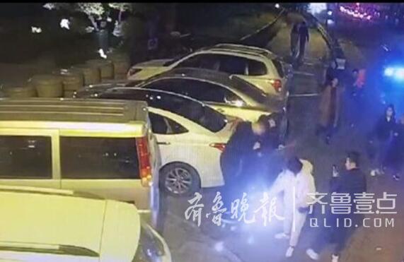 夜游大明湖临时起意 四名外地游客当街燃放烟花被罚