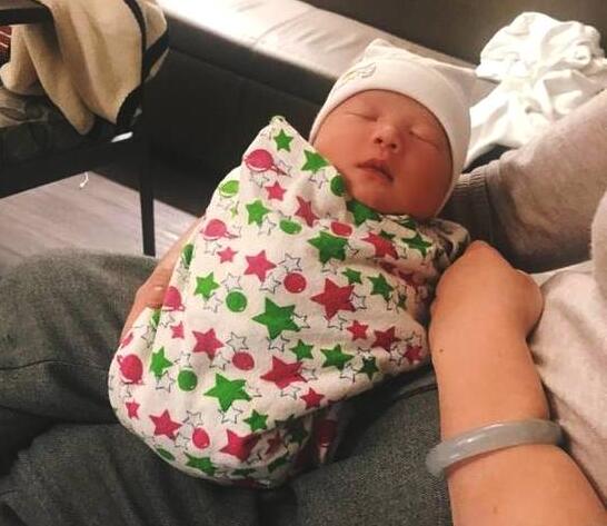 男宝!雪梨晒出宝宝照片自曝顺产超痛苦 王思聪