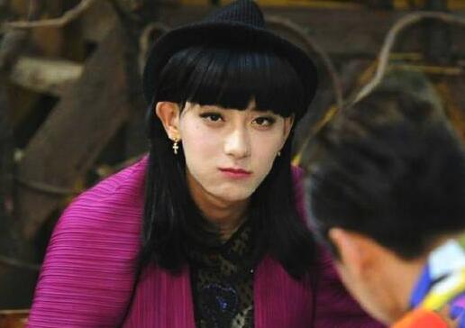 辣眼睛!黄子韬扮女装惊艳 秀出大白腿挑战朱碧石和刘艳芬(组图)