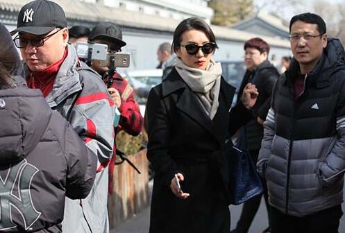 万人迷!陈好任中戏考官 一身黑衣带墨镜从艺考