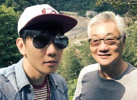 林俊杰冲事业感恩家人 聊起父亲JJ犹如小男孩