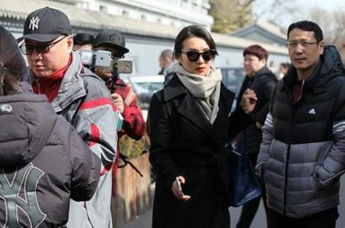 美丽动人！陈好任中戏考官 一身黑衣戴着墨镜从考生中穿过