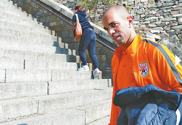 今日鲁能将士登泰山祈福运 小将陈科睿已租借至梅州客家