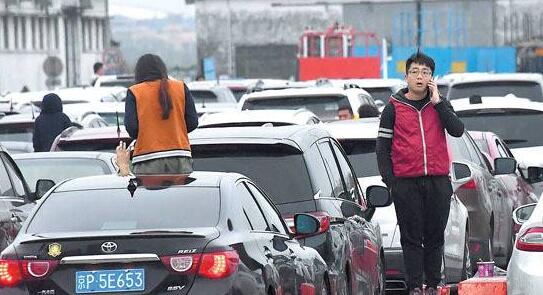 琼州海峡恢复通航 三大港口仍有近万辆车待渡