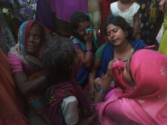 印度一SUV冲入学校 致9名儿童死亡20多人重伤