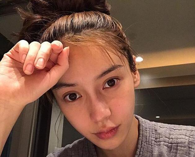 女神本神!Baby睡前晒自拍气色足状态好 不施粉黛五官依然精致