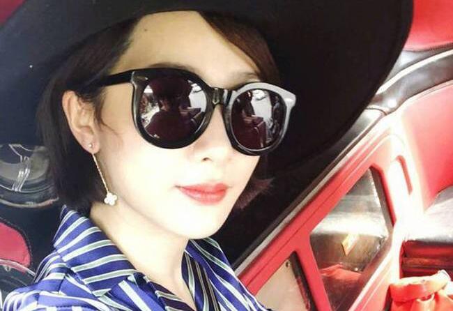 知性美!杨紫现身泰国晒照 豆沙色口红显得她容光焕发细白手臂抢镜