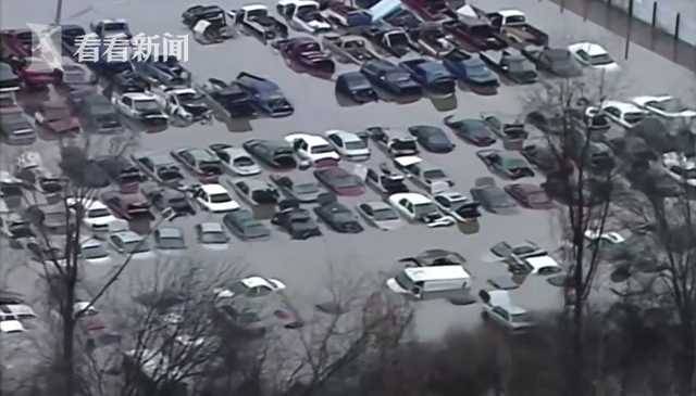 美国暴雨多地被淹 数百辆汽车泡水仅车顶露头