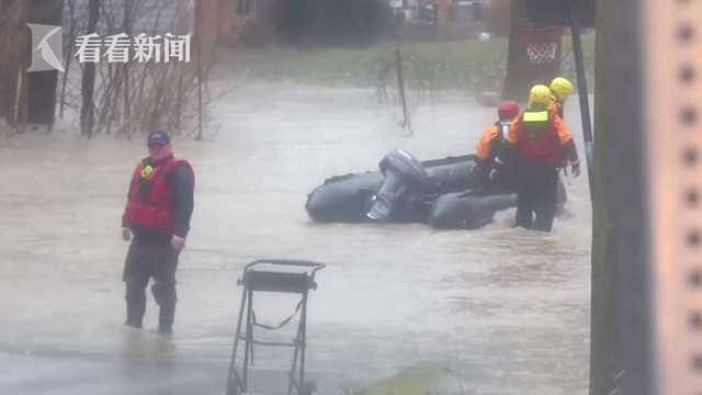 美国暴雨多地被淹 数百辆汽车泡水仅车顶露头