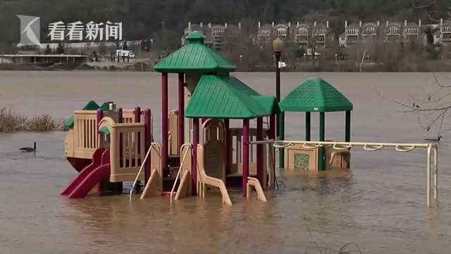 美国暴雨多地被淹 数百辆汽车泡水仅车顶露头