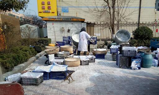 元宵节临近 潍坊街头巷尾滚起了元宵