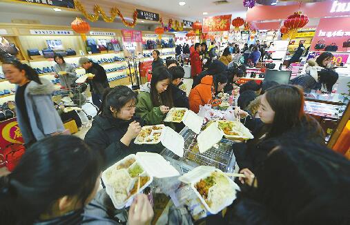 陪考家长“霸占”商场柜台 试鞋凳变身餐桌