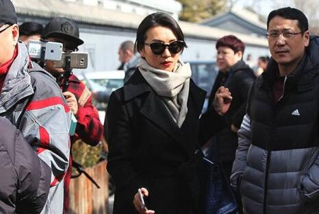 行色匆匆!陈好任中戏考官 38岁万人迷黑衣加