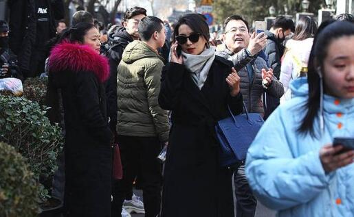 行色匆匆!陈好任中戏考官 38岁“万人迷”黑衣加身尽显好身材(图)