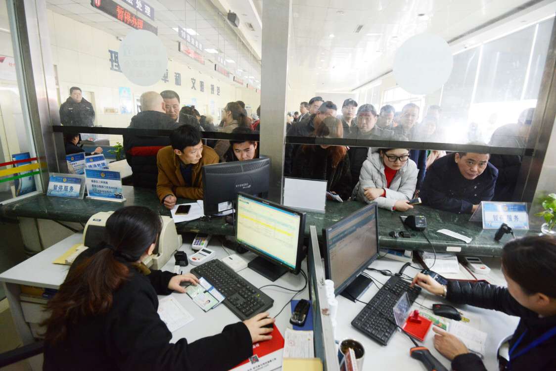 济南车主扎堆处理违章 挤爆违章处理大厅