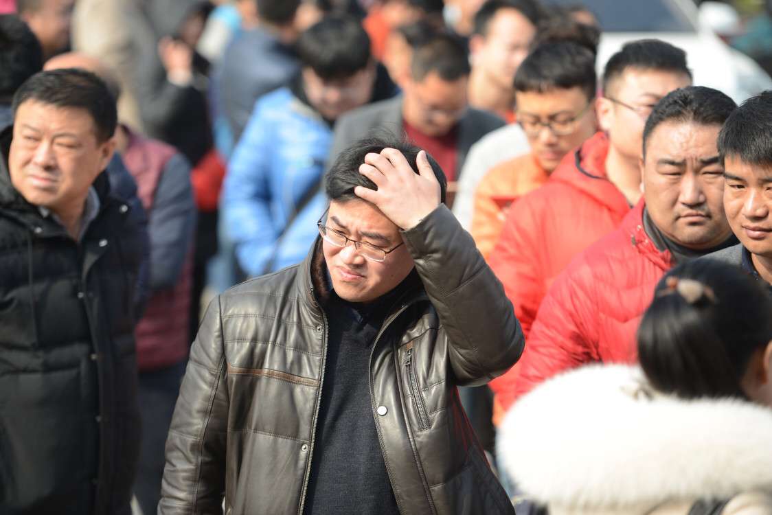 济南车主扎堆处理违章 挤爆违章处理大厅