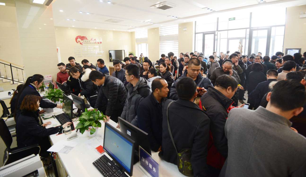 济南车主扎堆处理违章 挤爆违章处理大厅