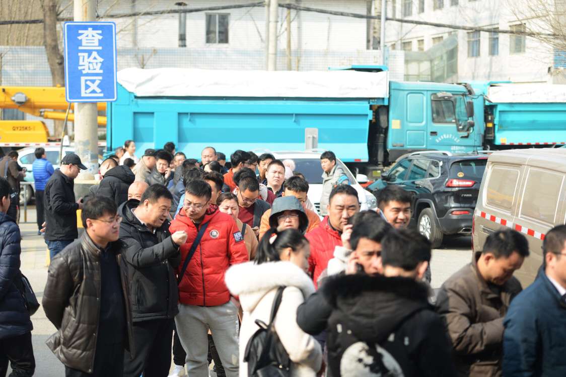 济南车主扎堆处理违章 挤爆违章处理大厅