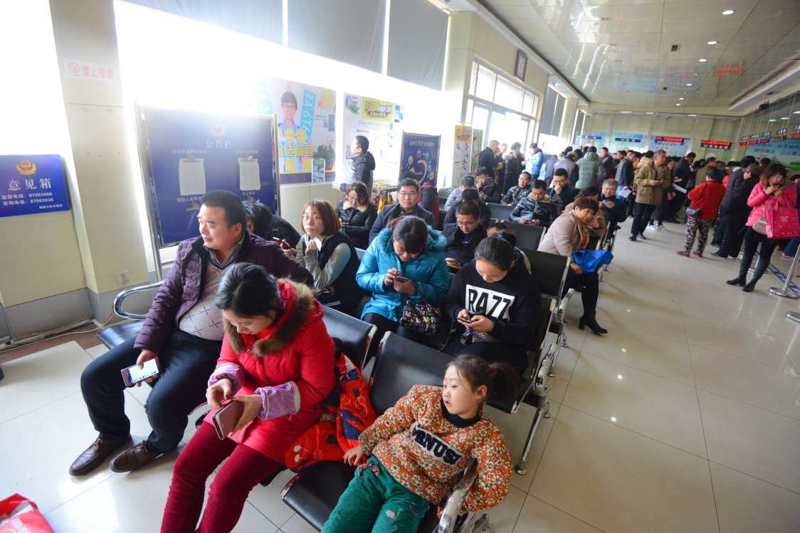 济南车主扎堆处理违章 挤爆违章处理大厅