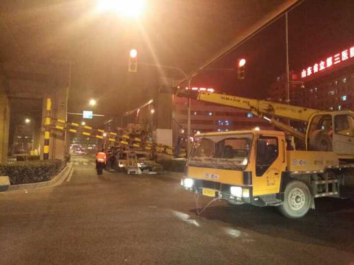 济南市区内一辆半挂车深夜挂断限高杆