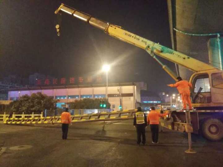 济南市区内一辆半挂车深夜挂断限高杆