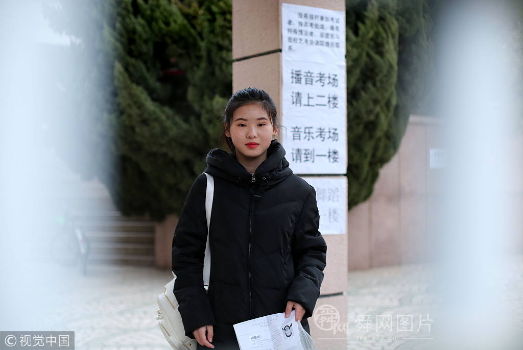 山东潍坊：女孩艺考一口气报13个学校 一天转战俩城市跑到脚肿 
